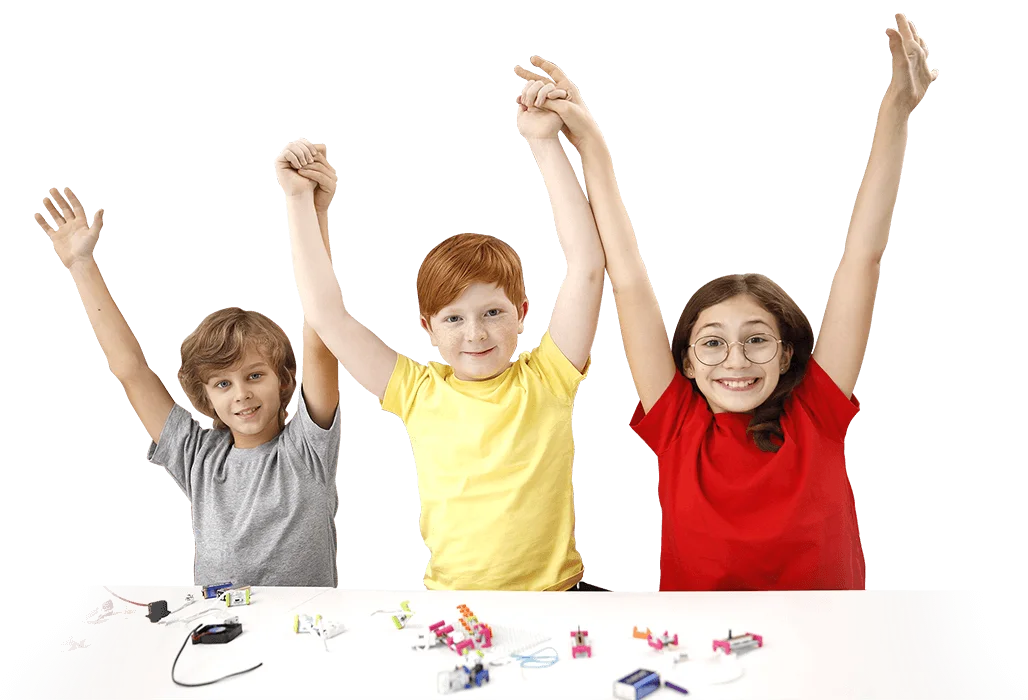 Copii fericiți la cursul de robotică — Impact A&C Academy, Edutech Junior Hub Căușeni
